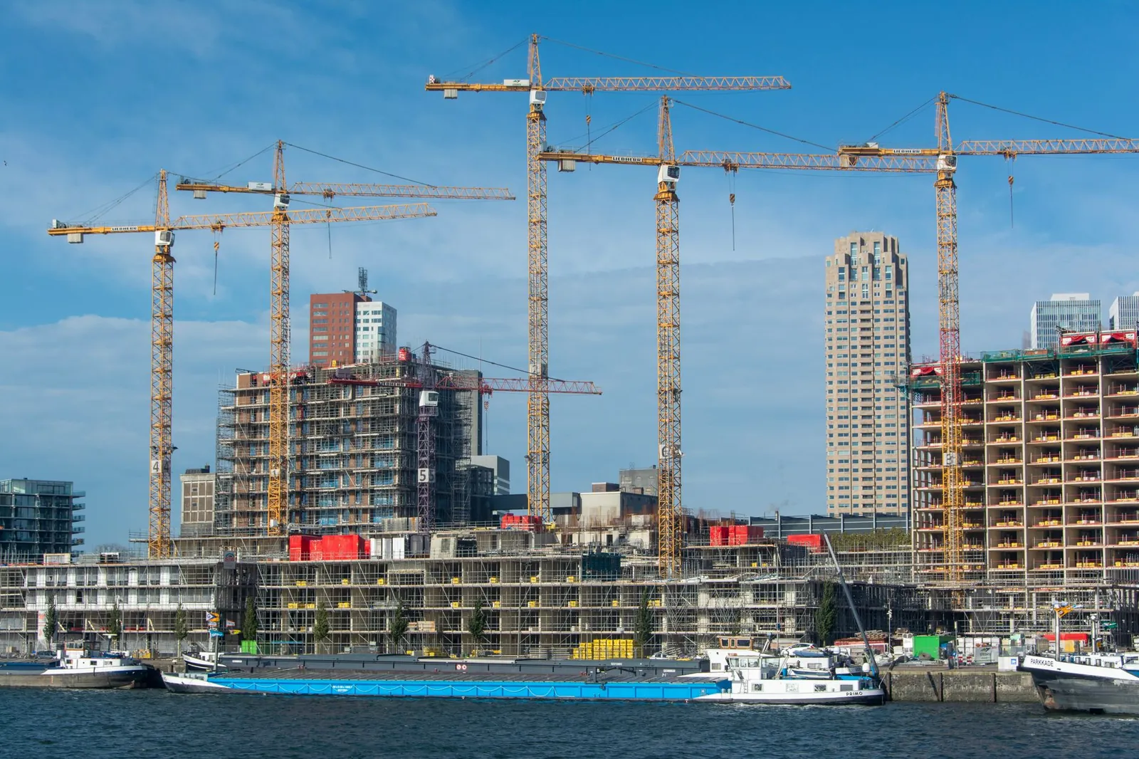 A modern construction site with multiple cranes and buildings in progress. Stock photo illustrating Hindustan Construction Company's fund raise story.