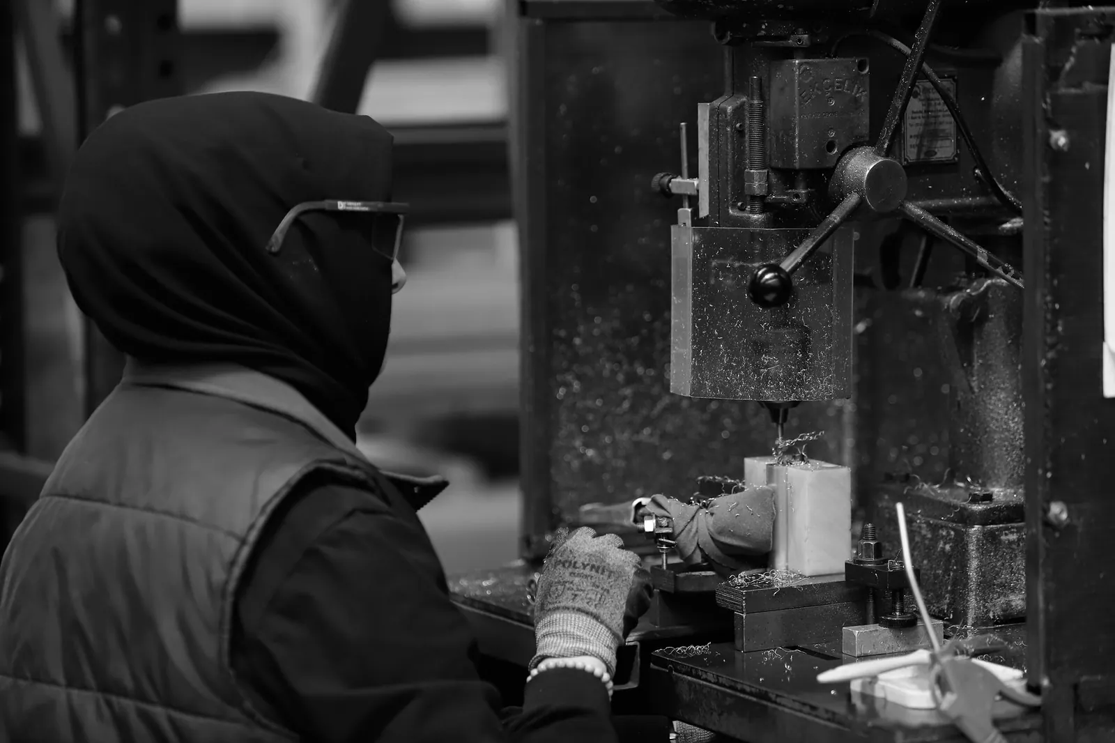 Black and white image of a worker operating machinery in a factory in Sakarya, Türkiye. Stock photo illustrating Sigma Advanced Systems' new order story.
