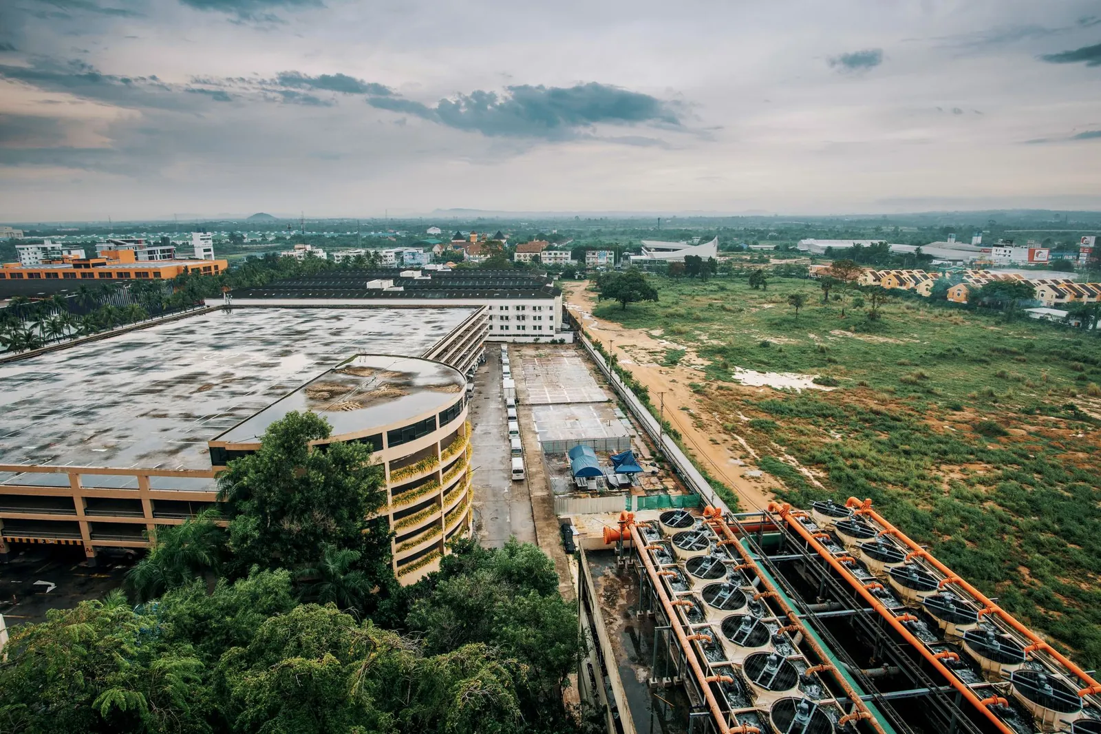Industrial complex with adjacent greenery, highlighting cityscape and infrastructure. Stock photo for the ALFA News guide: How to Evaluate an Order Win: A Guide for Indian Investors.
