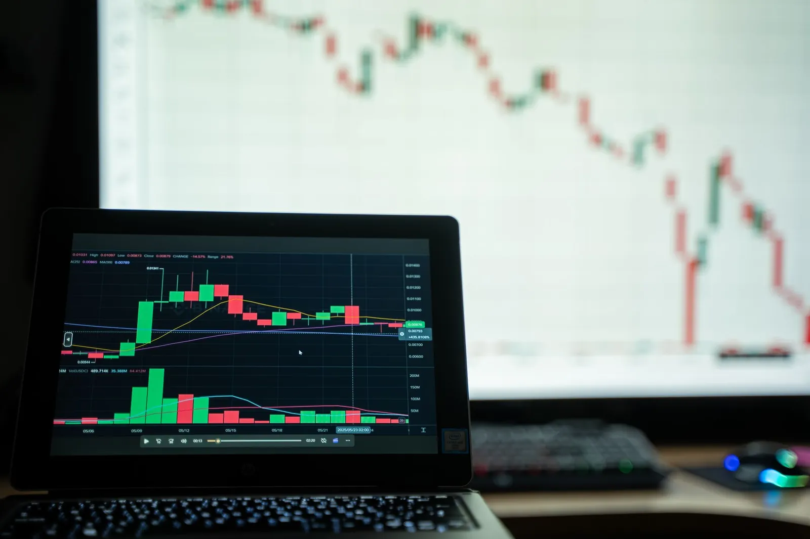 Close-up of a laptop showing cryptocurrency market charts in a trading environment. Stock photo for the ALFA News guide: Front Running vs Insider Trading: Key SEBI Regulation Differences.
