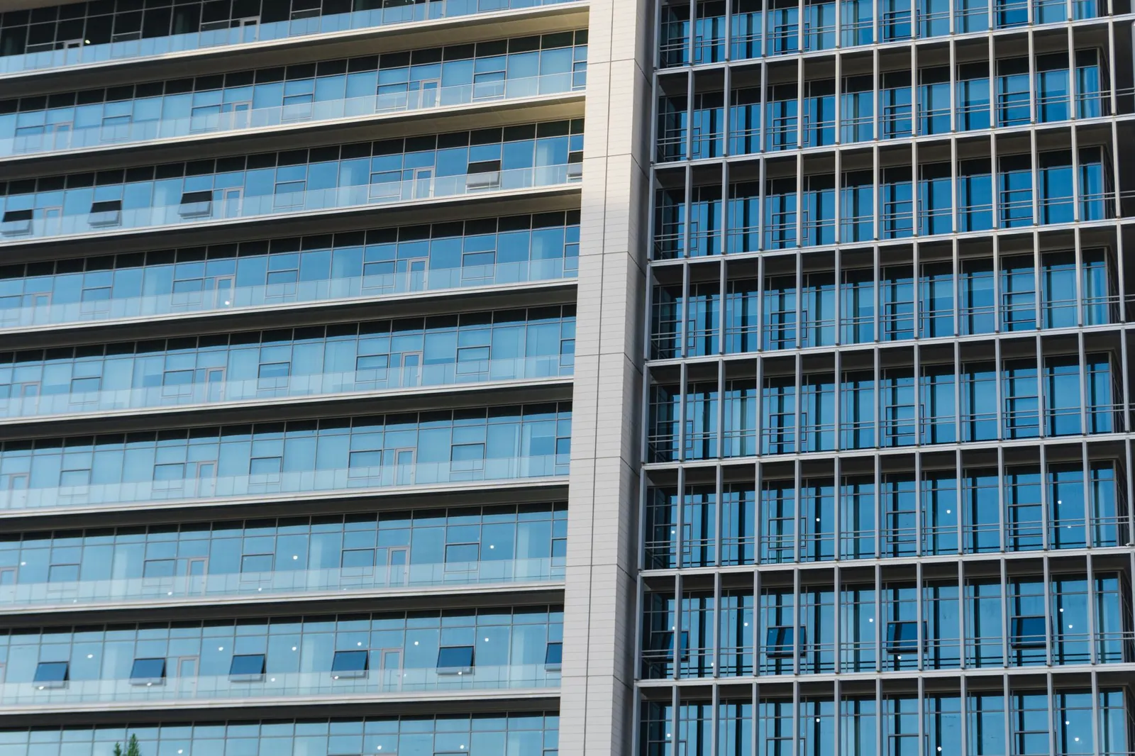 Detailed view of a modern highrise office building with glass windows and reflections. Stock photo illustrating Piramal Finance's financial results story.