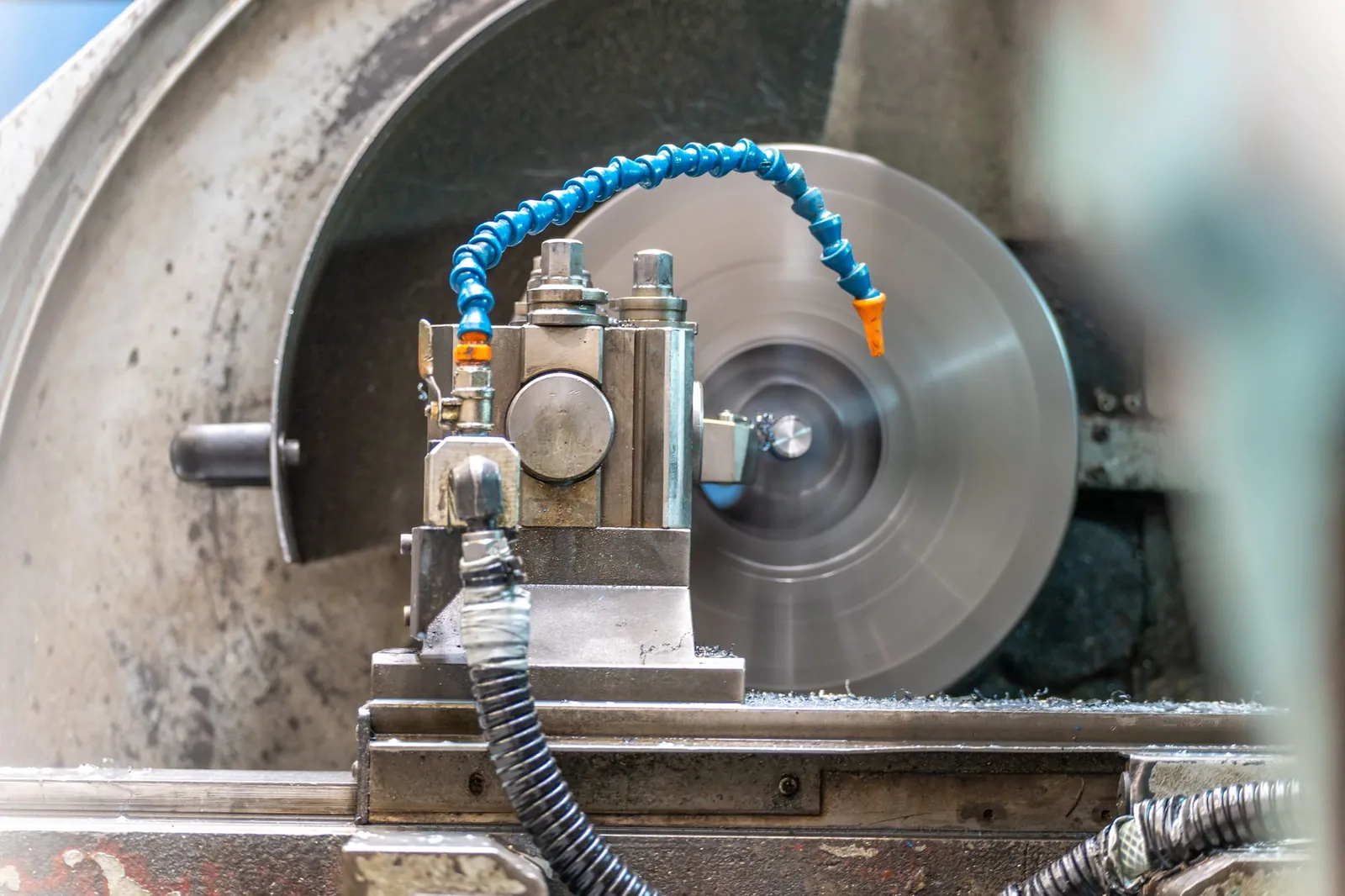 Close-up of a spinning lathe machine in an industrial workshop setting. Stock photo illustrating Apsis Aerocom's new order story.