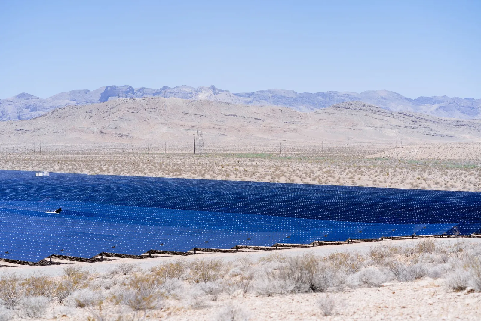 Stunning view of a large solar farm harnessing energy in a vast desert landscape. Stock photo illustrating Acme Solar Holdings' fund raise story.
