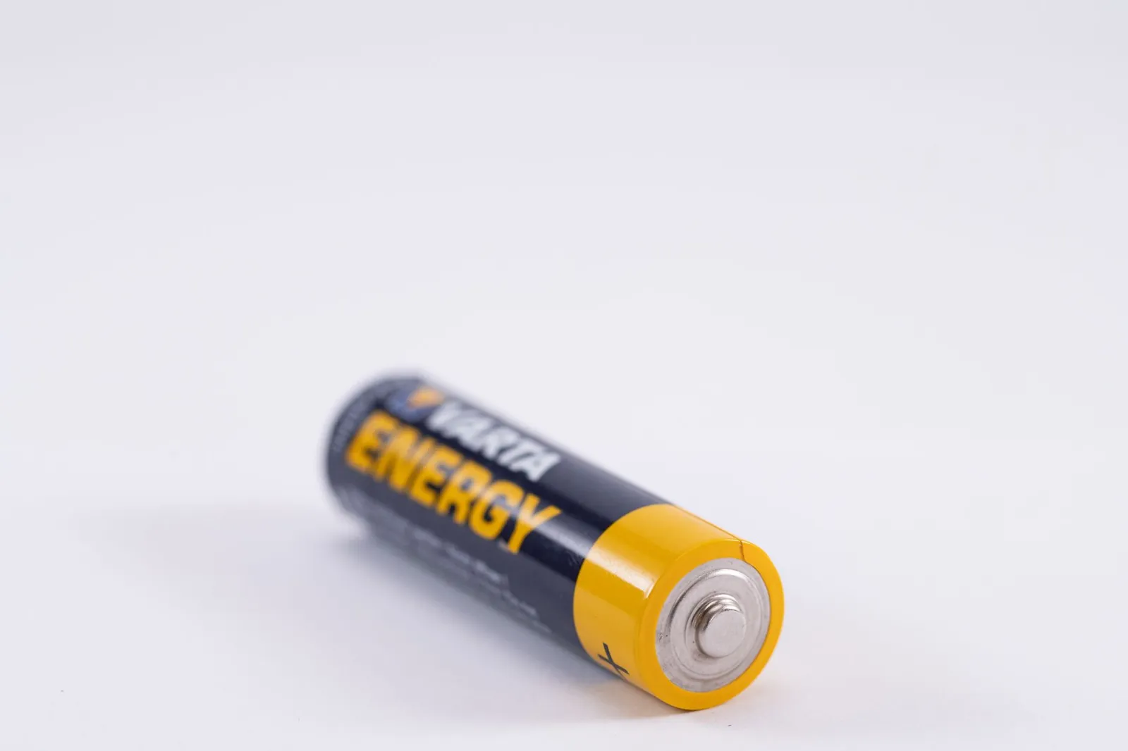 Detailed close-up of a single Varta Energy AA battery on a white background. Stock photo illustrating Oriana Power's new order story.