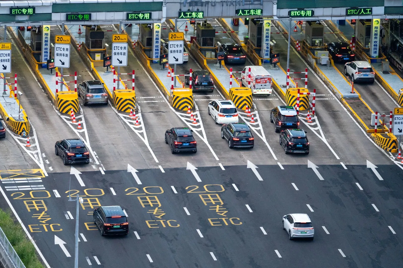 Overhead photo of a busy toll plaza with multiple cars and lanes, featuring ETC lanes. Stock photo illustrating Innovision's new order story.