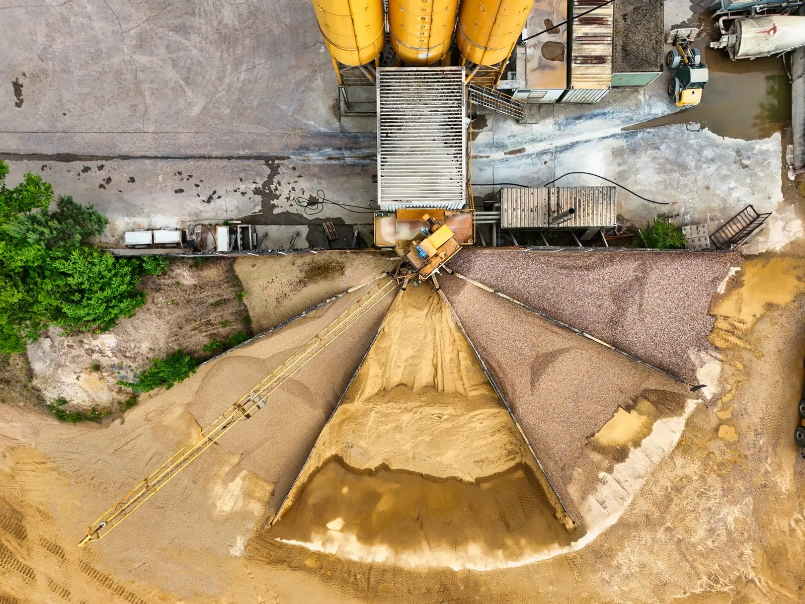 Aerial shot of sand and gravel processing plant in operation. Stock photo illustrating Refex Industries' earning call story.